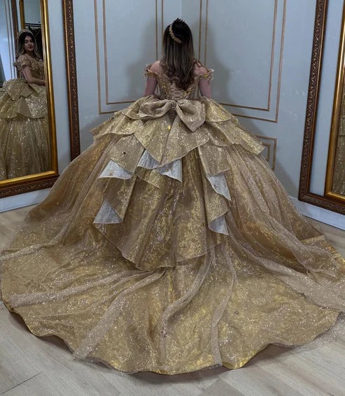 Robe de bal élégante en tulle pailleté doré à épaules dénudées et à volants, ornée de perles, référence DP7234