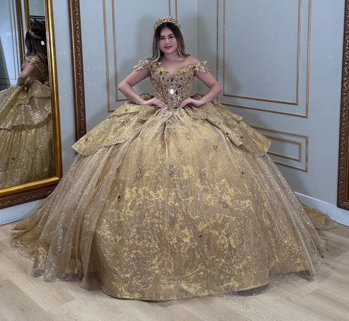 Robe de bal élégante en tulle pailleté doré à épaules dénudées et à volants, ornée de perles, référence DP7234