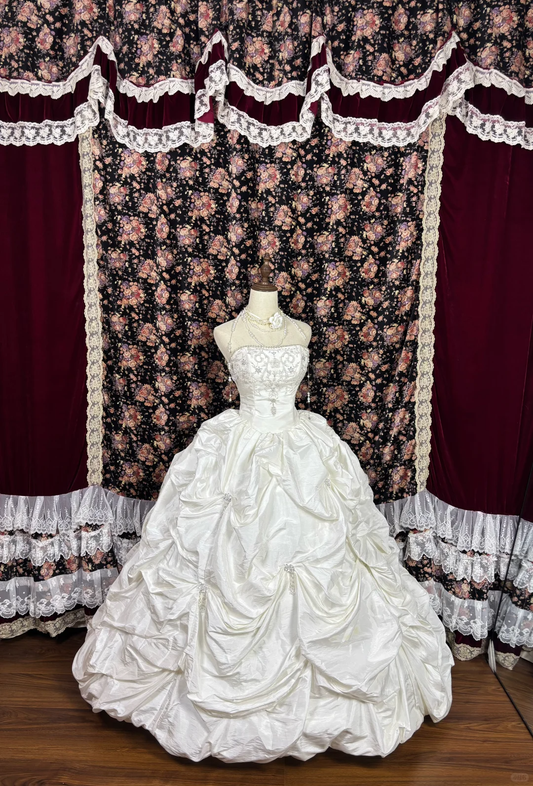 Retro Weiß Perlenbesetztes trägerloses A-Linie Satin Quinceanera Kleid Sweet 16 Geburtstag Ballkleid, DP5913