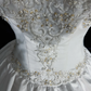 Robe de mariée vintage blanche à décolleté cœur, broderie de perles, en satin DP7111