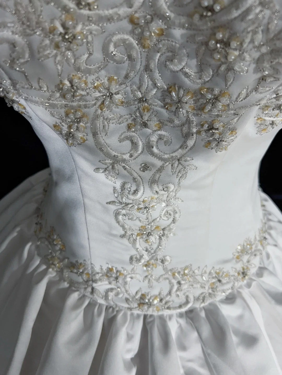Robe de mariée vintage blanche à décolleté cœur, broderie de perles, en satin DP7111