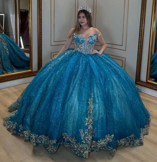 Robe de bal élégante bleue à épaules dénudées, bustier cœur orné de perles et de paillettes, en tulle DP7243