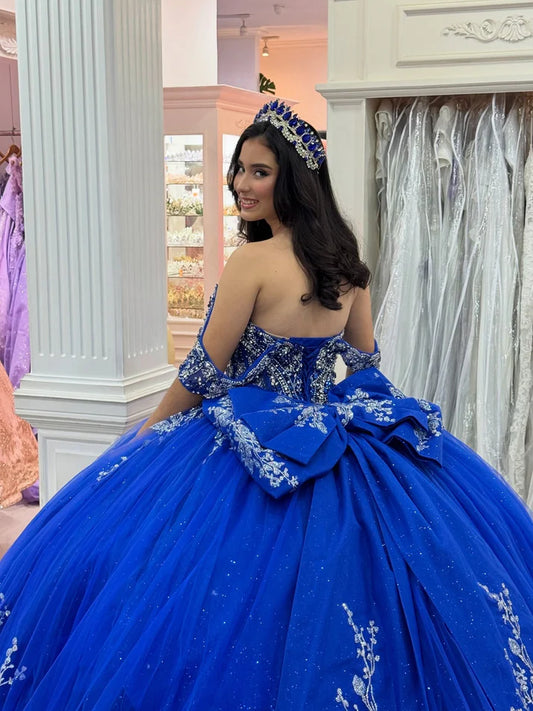 Robe de bal chic bleu royal ornée d'appliqués de perles, épaules dénudées, en tulle pailleté, décolleté cœur, idéale pour une quinceañera ou un sweet 15 (DP7199)