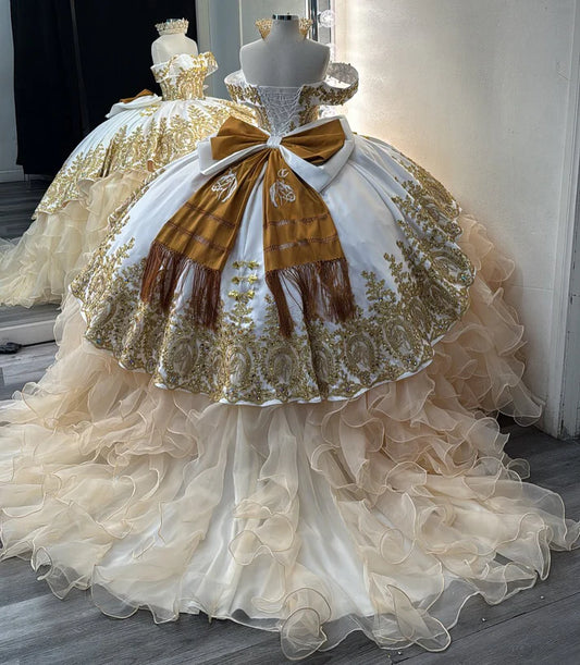 Robe de bal glamour blanche et dorée à épaules dénudées, ornée de broderies, de perles et de volants en tulle, DP7222