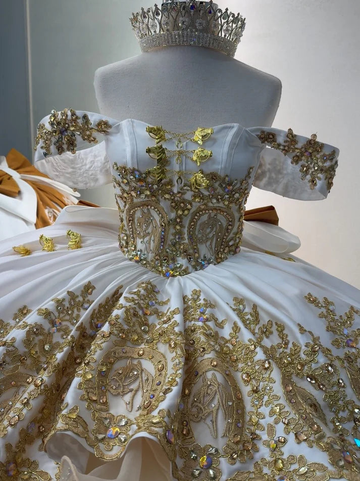 Robe de bal glamour blanche et dorée à épaules dénudées, ornée de broderies, de perles et de volants en tulle, DP7222