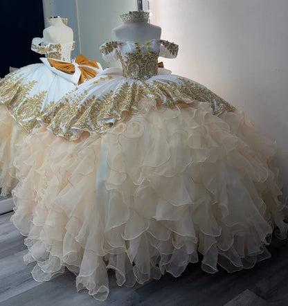 Robe de bal glamour blanche et dorée à épaules dénudées, ornée de broderies, de perles et de volants en tulle, DP7222