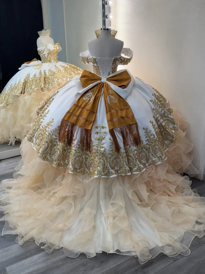Robe de bal glamour blanche et dorée à épaules dénudées, ornée de broderies, de perles et de volants en tulle, DP7222