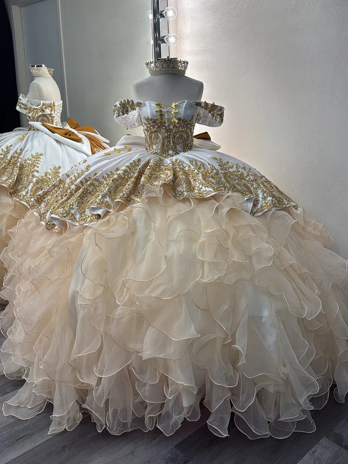Robe de bal glamour blanche et dorée à épaules dénudées, ornée de broderies, de perles et de volants en tulle, DP7222