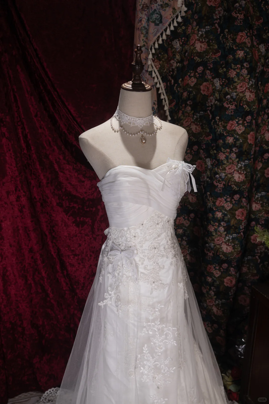 Vintage Strapless Sweetheart A-Line Lace Tulle Floral Embroidery & Sheer Train Wedding Dress DP8348