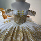 Robe de bal glamour blanche et dorée à épaules dénudées, ornée de broderies, de perles et de volants en tulle, DP7222
