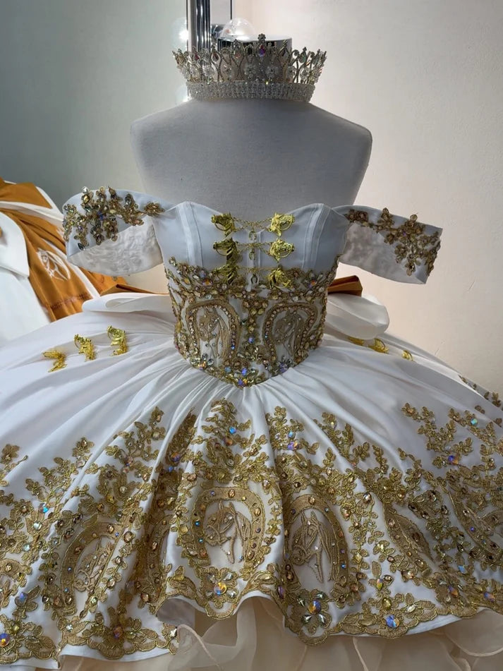Robe de bal glamour blanche et dorée à épaules dénudées, ornée de broderies, de perles et de volants en tulle, DP7222
