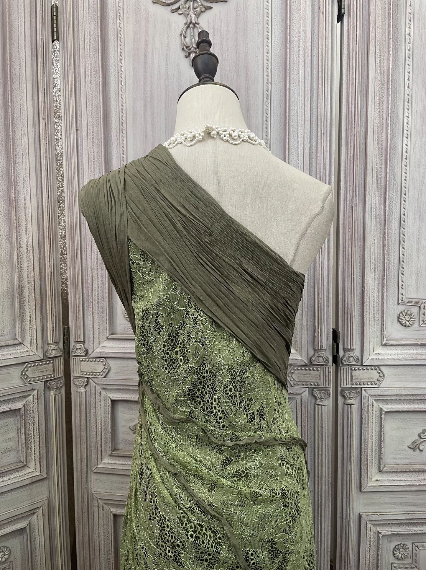 Vintage olivgrünes, einseitig schulterfreies Etuikleid aus Spitze mit gerafftem Oberteil und Schleppe, formelles Ballkleid DP7597