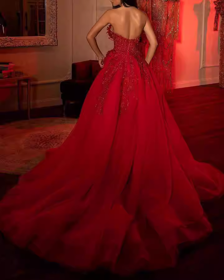 Atemberaubendes rotes, trägerloses Ballkleid mit 3D-Blumenstickerei, Perlenbesatz, hohem Schlitz und A-Linien-Schnitt DP8105