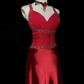 Robe de bal glamour rouge en satin ornée de perles, fourreau, décolleté plongeant, DP7105