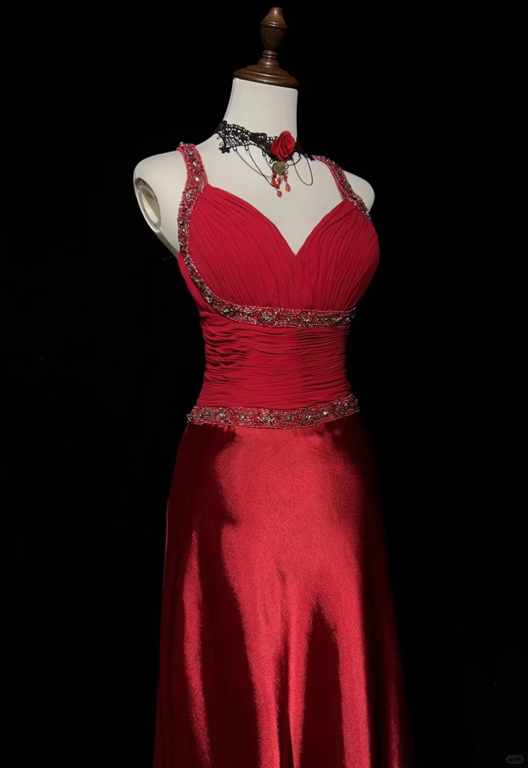 Robe de bal glamour rouge en satin ornée de perles, fourreau, décolleté plongeant, DP7105