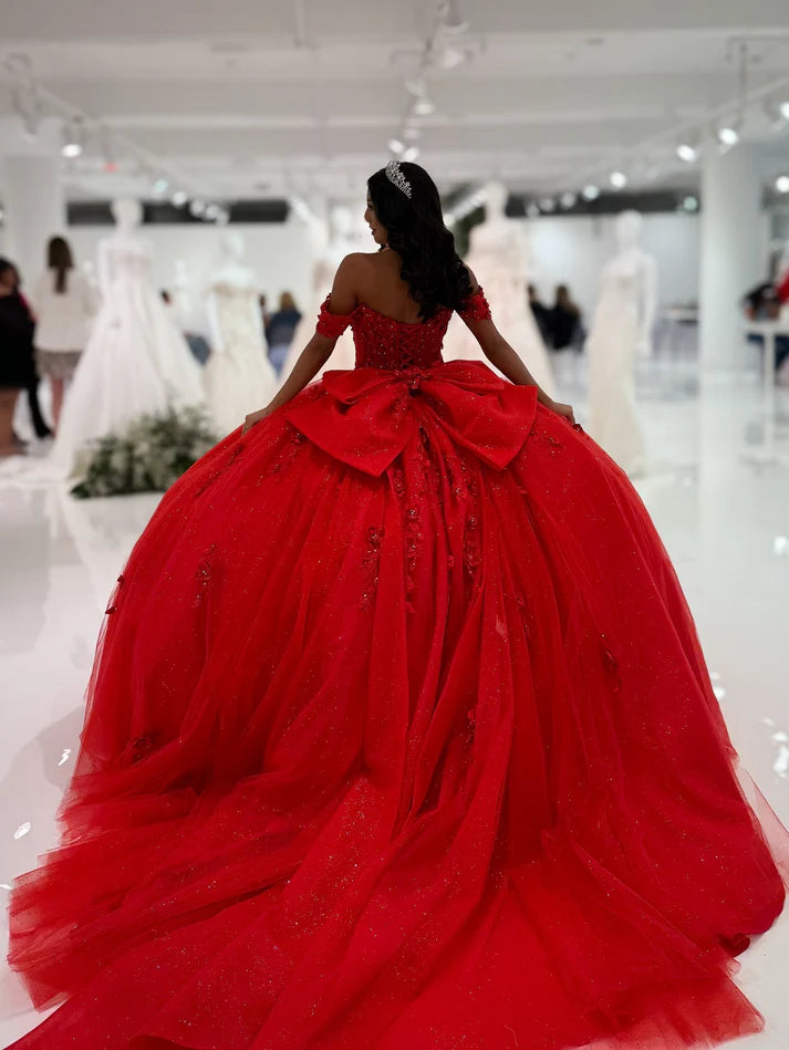 Robe de bal chic rouge à épaules dénudées, ornée d'appliqués de perles et d'un décolleté en cœur, idéale pour une quinceañera ou un Sweet 15 (DP7181)