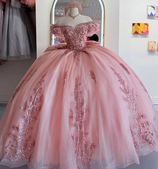 Robe de bal glamour en tulle rose, ornée de perles et d'appliqués, décolleté en cœur, épaules dénudées, idéale pour une quinceañera ou un Sweet 15 (DP7184)