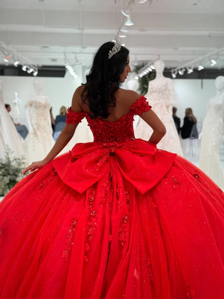 Robe de bal chic rouge à épaules dénudées, ornée d'appliqués de perles et d'un décolleté en cœur, idéale pour une quinceañera ou un Sweet 15 (DP7181)