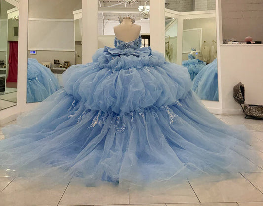 Robe de bal glamour bleu ciel à épaules dénudées, ornée d'appliqués de perles et d'un décolleté en cœur, idéale pour une quinceañera ou un Sweet 15 (DP7182)