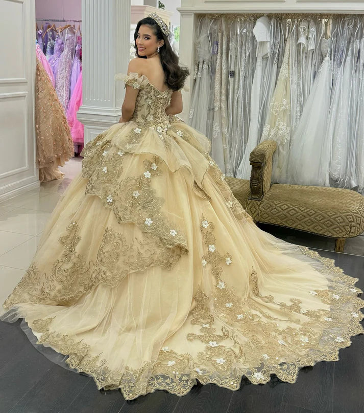 Robe de bal de quinceañera glamour en tulle à volants, or champagne doré, épaules dénudées, broderie de sequins et appliques, DP7220