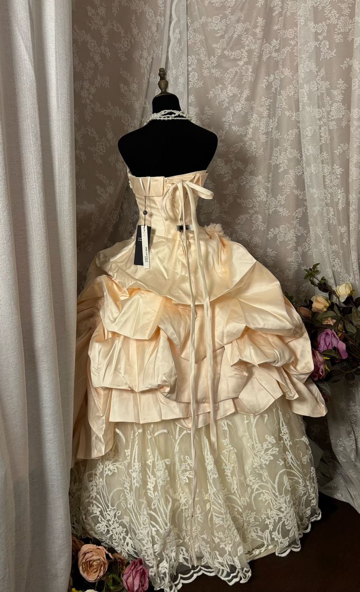 Vintage Champagnerfarbenes, trägerloses Ballkleid aus Satin und Spitze mit Rüschen und Rüschen für Sweet 15 Quinceañera DP7568