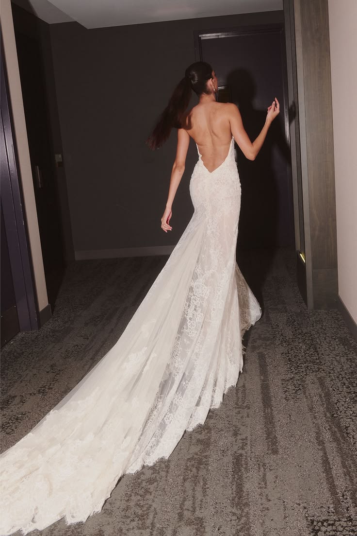Glamouröses trägerloses Meerjungfrauen-Brautkleid mit Kathedralschleppe aus Spitze DP8422