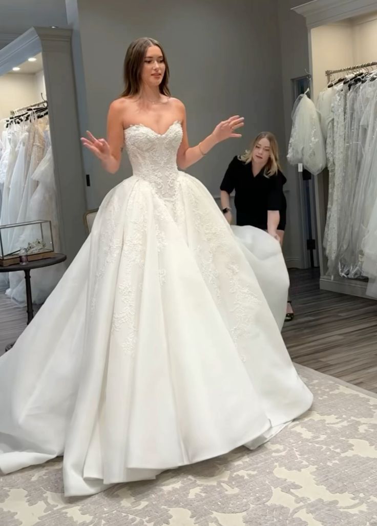 Robe de mariée élégante en dentelle, coupe trapèze, décolleté cœur, application florale, DP7025
