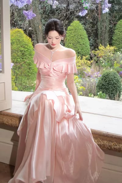 Elegantes pinkfarbenes, schulterfreies Satin-Rüschen-Oberteil A-Linien-Brautjungfernkleid DP8369