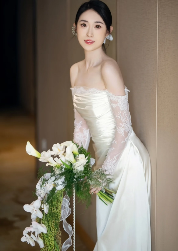 Robe de mariée élégante en satin blanc, épaules dénudées, coupe fourreau, manches en dentelle, DP7202