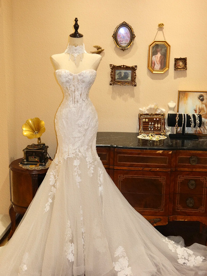 Robe de mariée élégante blanche en dentelle appliquée, bustier sirène en tulle DP7162