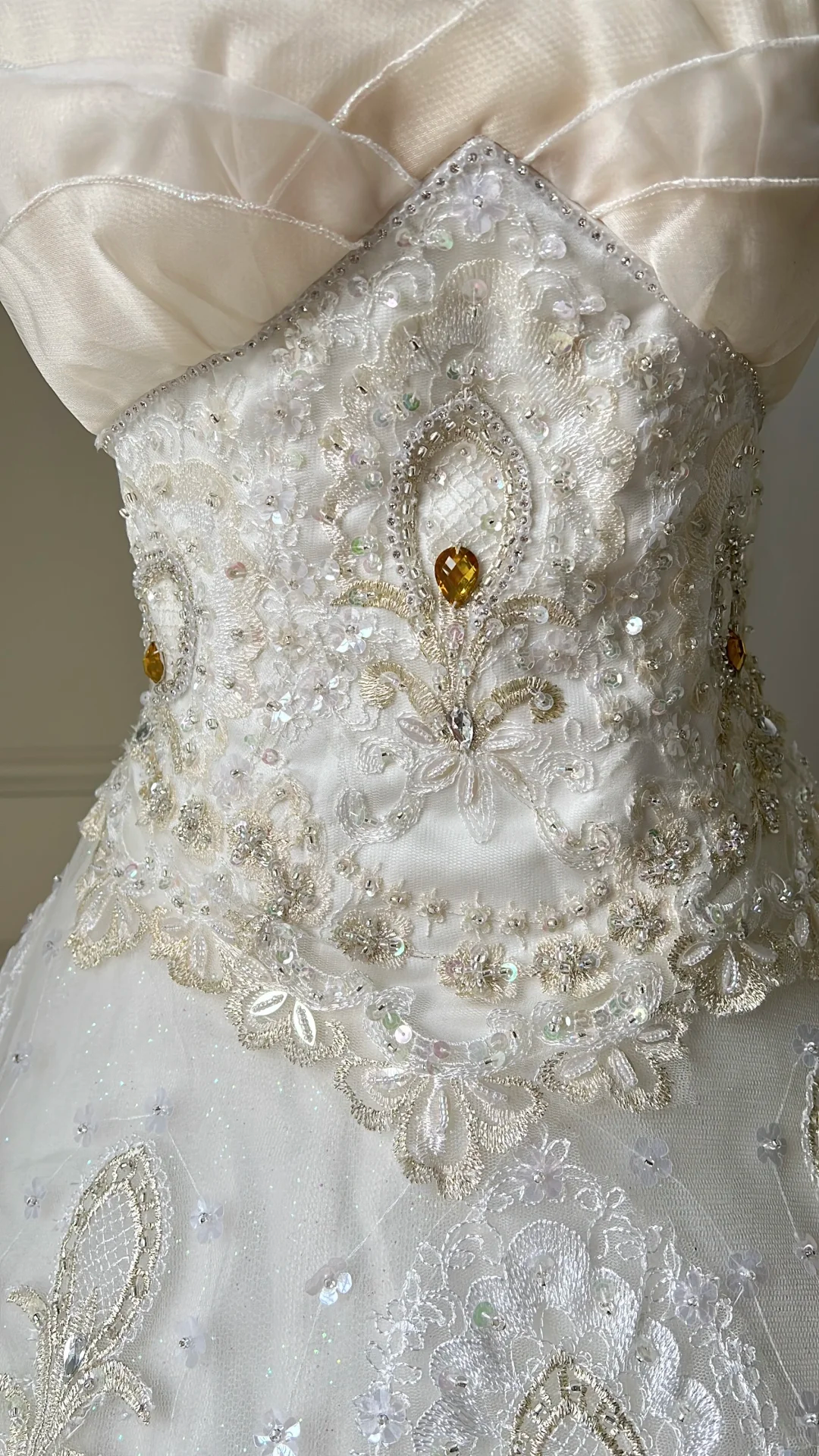 Vintage-Inspired Ivory Tiered Tulle Sweetheart Strapless Sequined Rhinestone Wedding Dress DP7303