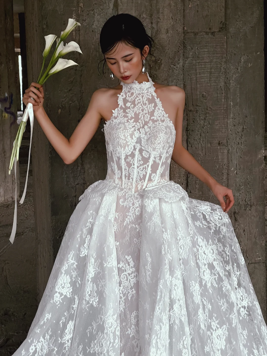 Robe de mariée glamour en dentelle ornée d'appliqués floraux, coupe trapèze, col montant, DP7120
