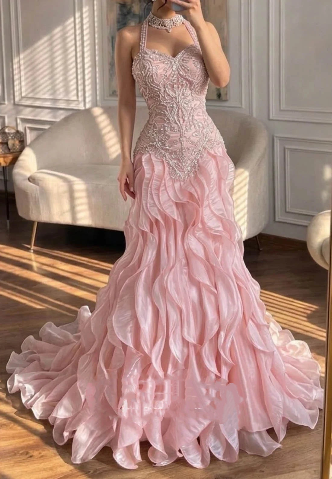 Elegantes rosafarbenes Neckholder-Meerjungfrauen-Ballkleid mit Perlen, Rüschen und Schleppe DP8225