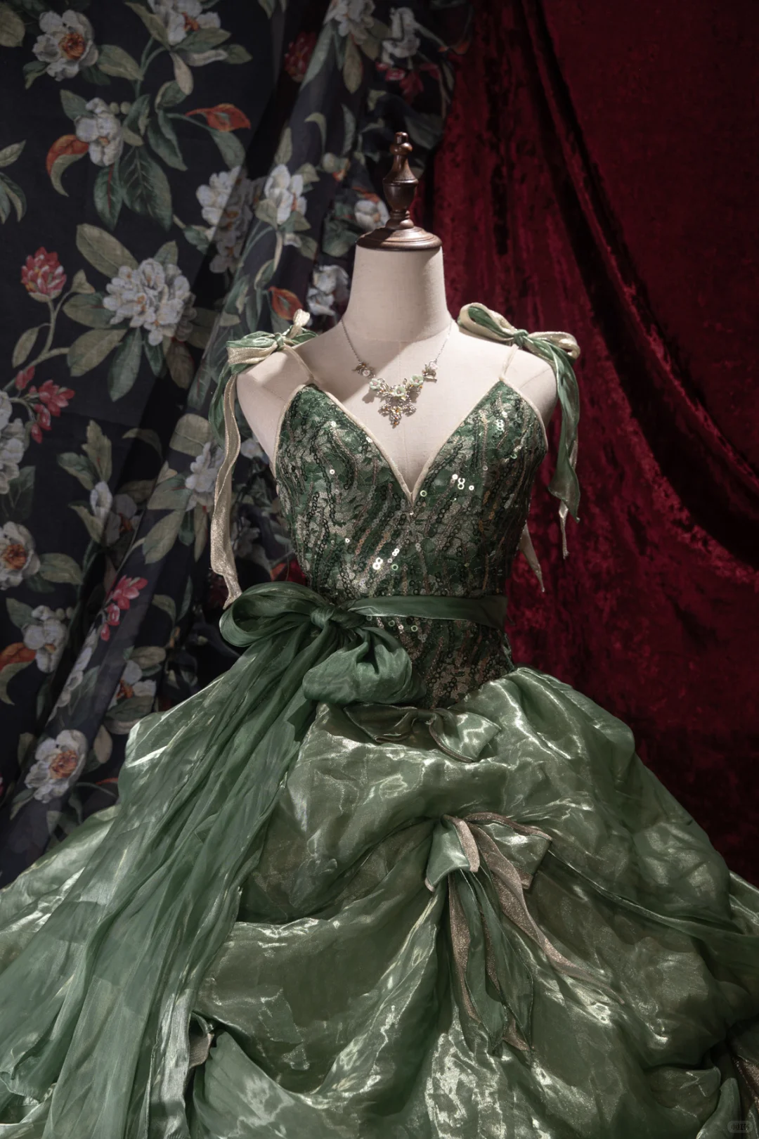 Glamorous Emerald Green Sequin V-Neck Tulle Ball Gown DP8343