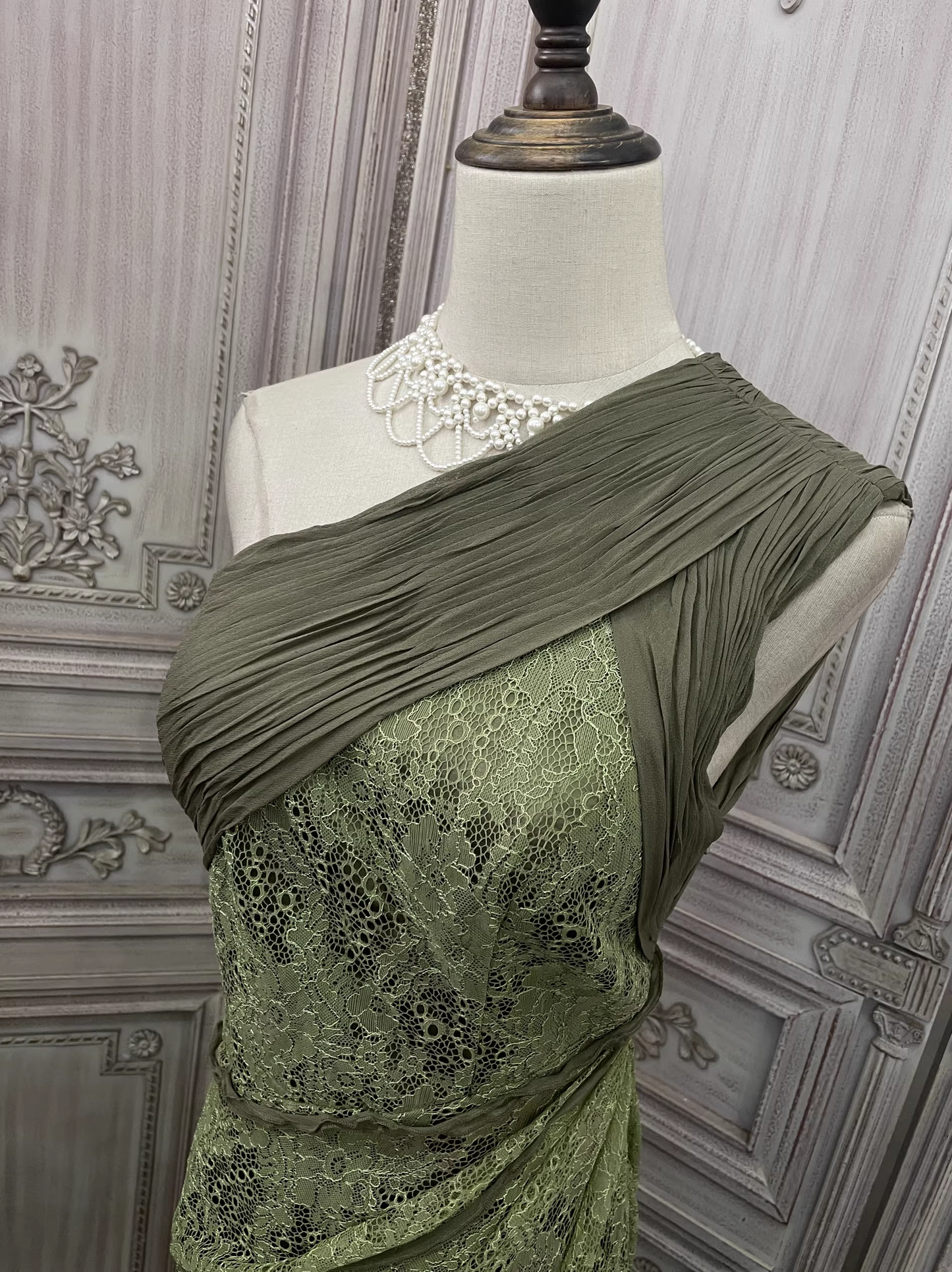 Vintage olivgrünes, einseitig schulterfreies Etuikleid aus Spitze mit gerafftem Oberteil und Schleppe, formelles Ballkleid DP7597