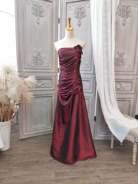 Vintage burgunderrotes, trägerloses Meerjungfrauen-Abendkleid aus Satin mit gerafftem Oberteil und floralem Muster, formelles Ballkleid DP7602