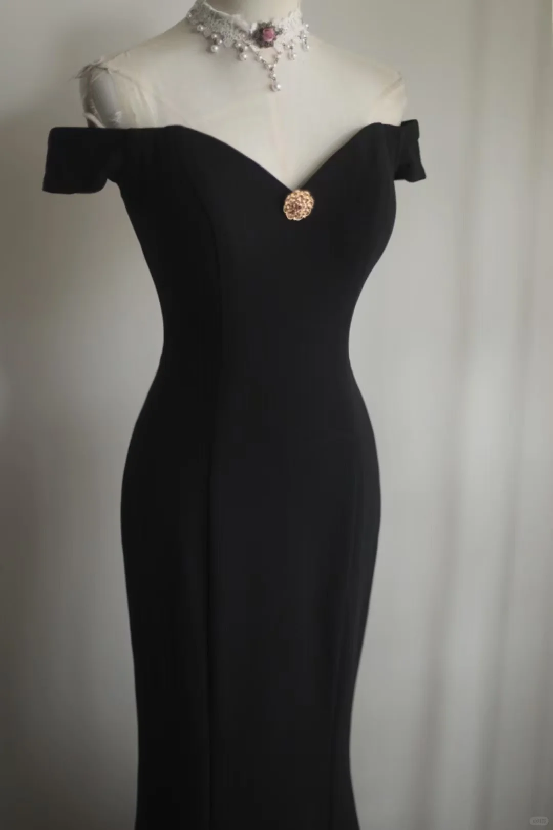 Vintage Black Off-Shoulder Gold Embroidery Mermaid Evening Gown DP7354