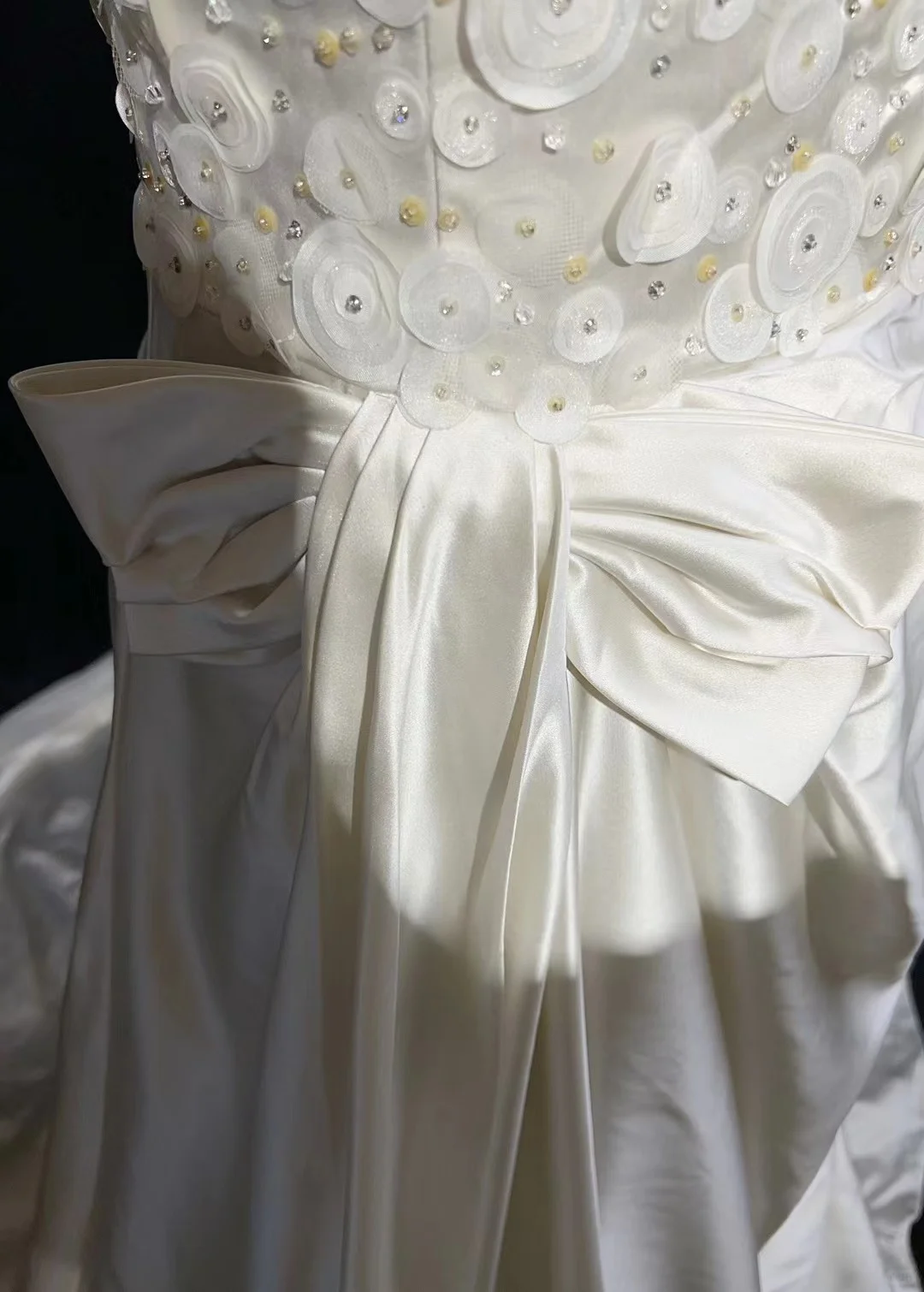 Vintage-Inspired Ivory Satin Strapless Lace Applique & Bow for Timeless Wedding Dress DP7283