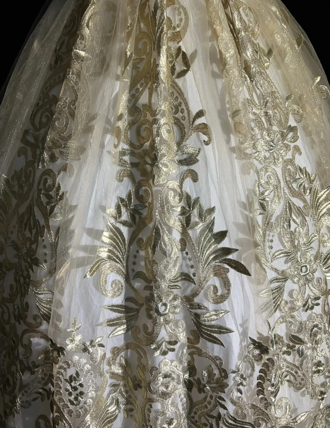 Robe de bal somptueuse brodée d'or, décolleté en V profond, ornée de perles, coupe trapèze, robe de quinceañera DP7107