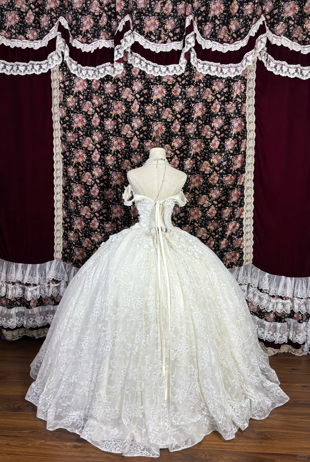Robe de mariée vintage à broderies florales, coupe trapèze, épaules dénudées DP7067