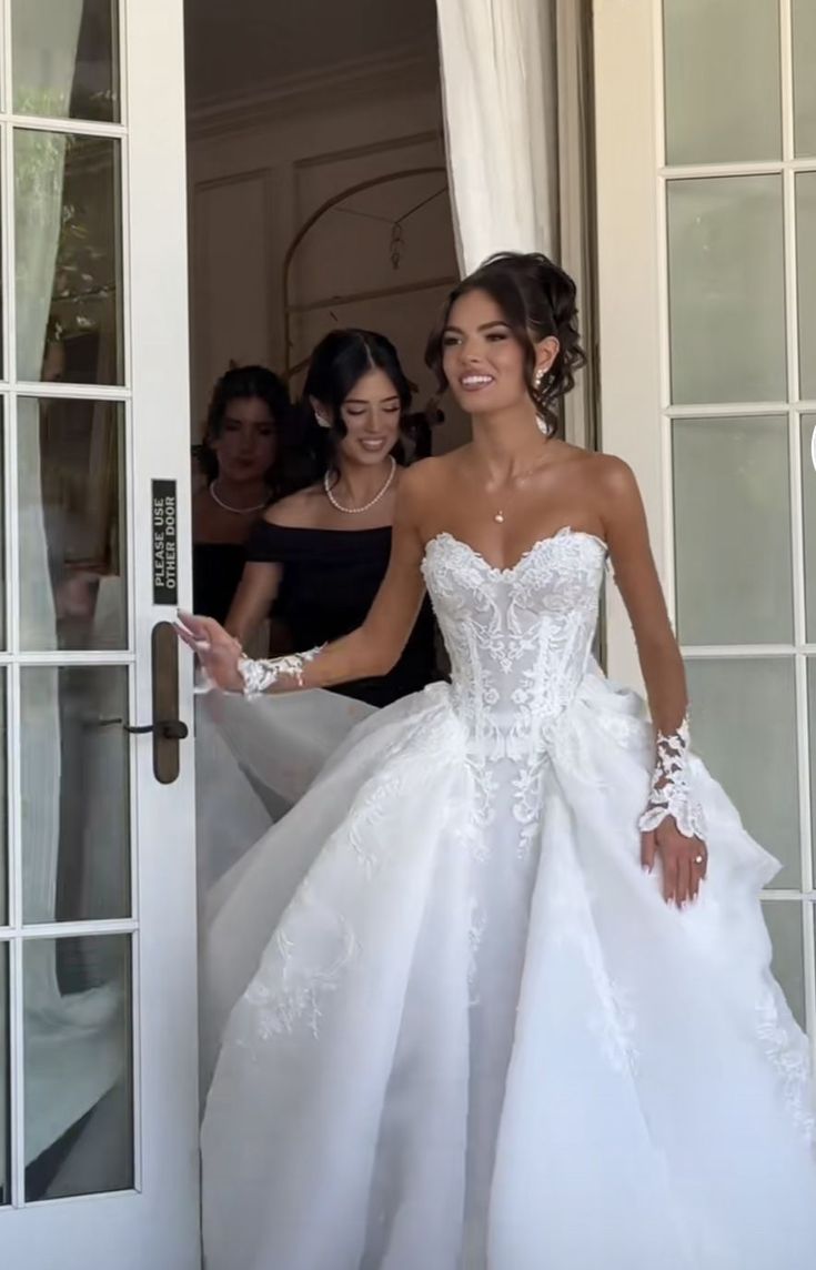 Elegant Lace Applique Sweetheart Wedding Dress A-Line Strapless Bridal Gown DP7022