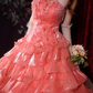 Magnifique robe de bal corail sans bretelles à volants superposés et fleurs 3D pour Sweet 15 ou Quinceañera DP7403