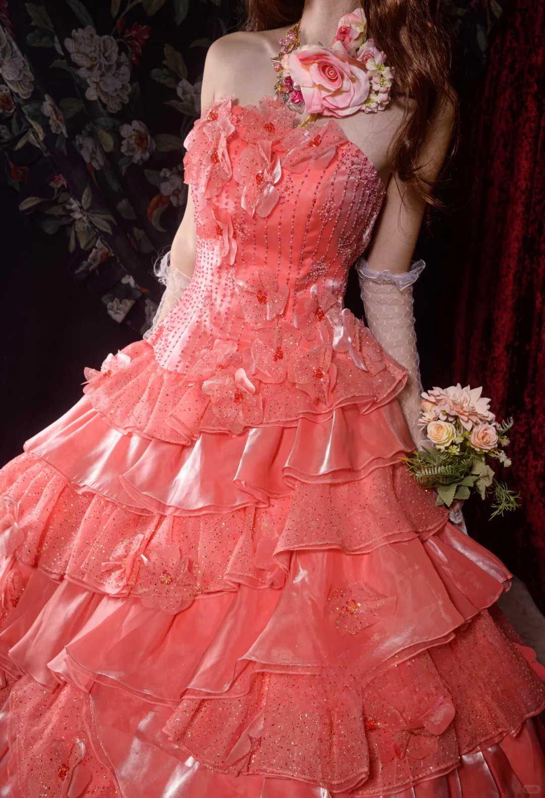 Magnifique robe de bal corail sans bretelles à volants superposés et fleurs 3D pour Sweet 15 ou Quinceañera DP7403