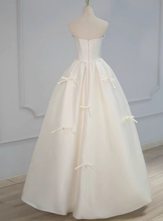 Elegantes trägerloses Brautkleid aus Satin in A-Linie mit Schleifenapplikationen und Herzausschnitt, Modell DP7050