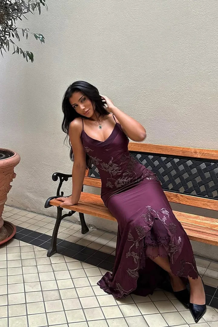 Robe de bal sirène glamour en satin bordeaux à fines bretelles et broderies de dentelle DP7910