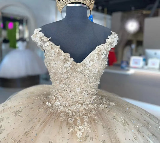 Elegantes Elfenbein V-Ausschnitt Applikation A-Linie Ballkleid für Sweet 16 Quinceanera Geburtstagskleid Abendkleid Ballkleid DP6519