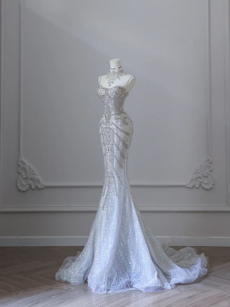 Elegantes, glitzerndes, perlenbesetztes Brautkleid im Meerjungfrauenstil mit Spaghettiträgern DP7031