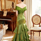 Wunderschönes grünes schulterfreies Meerjungfrauen-Ballkleid mit Rüschen und Stufen DP8365