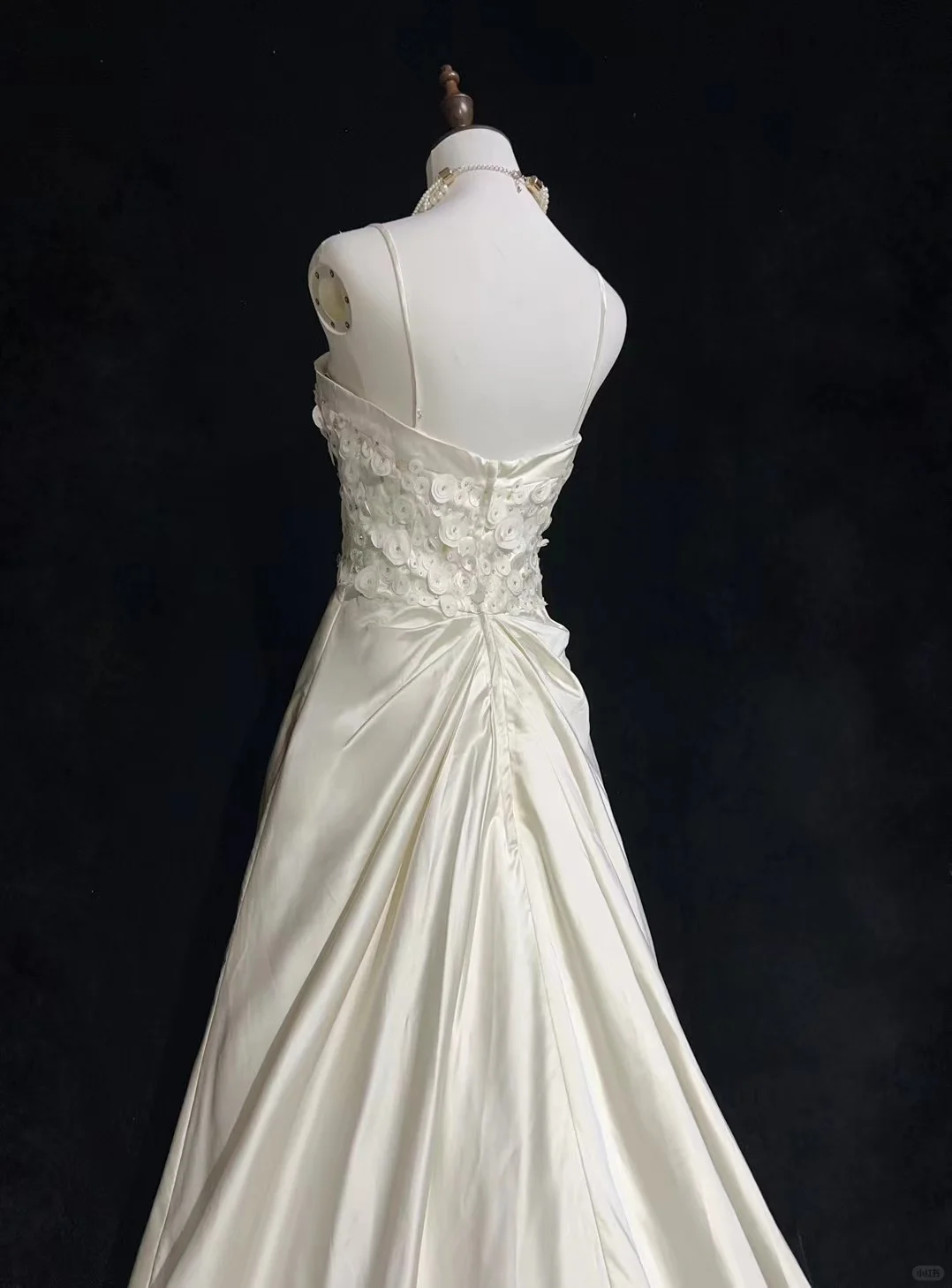 Vintage-Inspired Ivory Satin Strapless Lace Applique & Bow for Timeless Wedding Dress DP7283