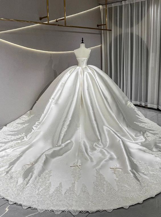 Romantic Ivory Strapless Satin Lace Appliques  A-Line Wedding Dress DP8618